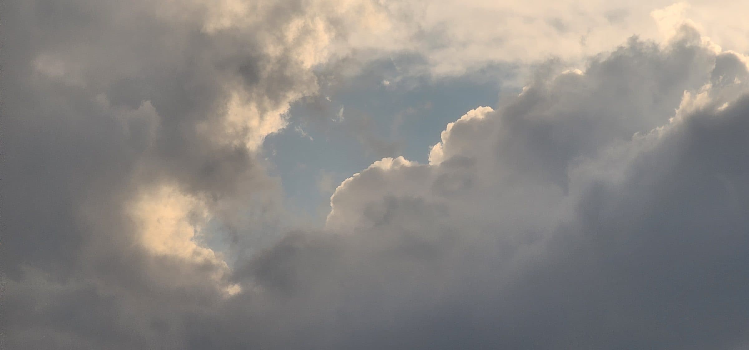 Jibhi in April: Clear Skies, Blooming Valleys & Road Readiness Ahead