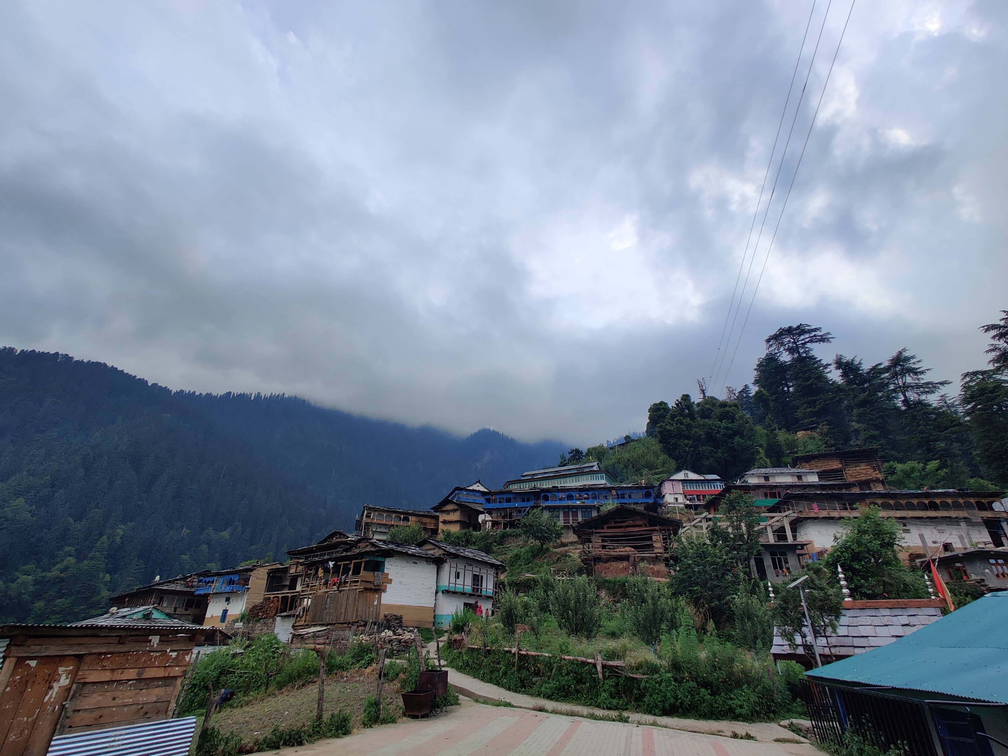 Traditional wooden house in Jibhi