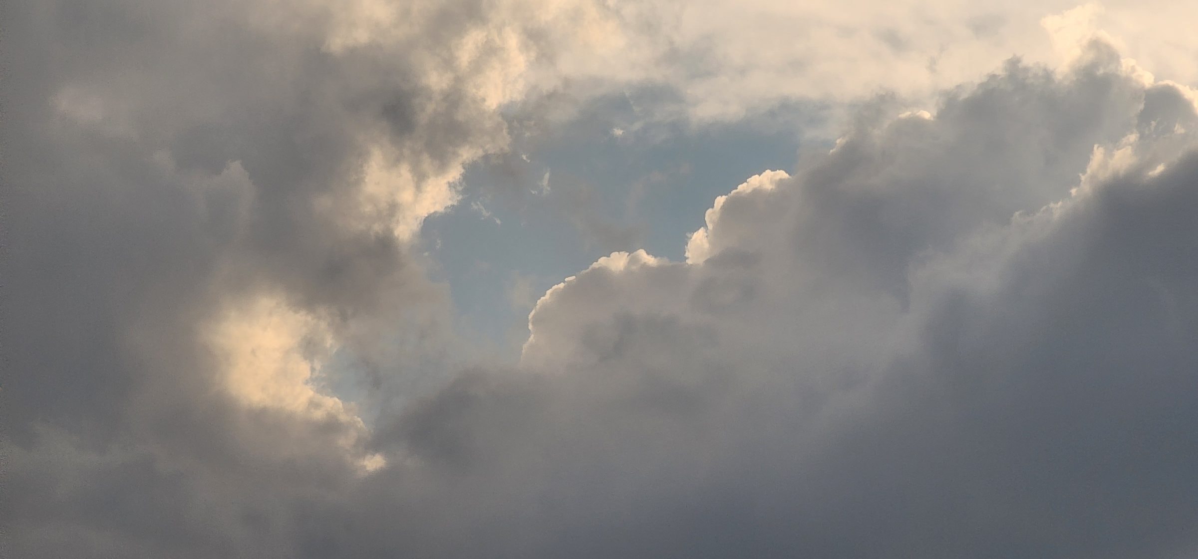 Jibhi in April: Clear Skies, Blooming Valleys & Road Readiness Ahead