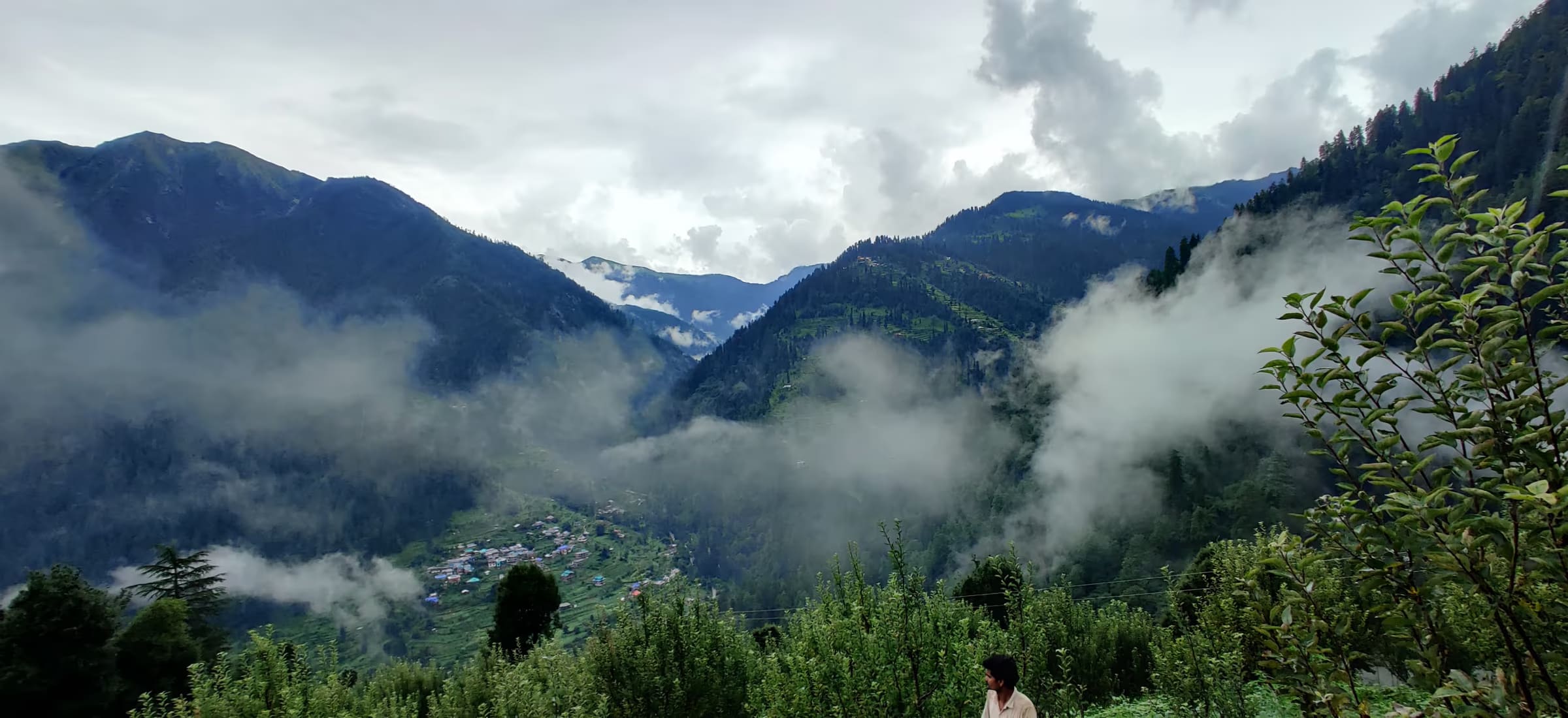 Breathing in the Cold: What’s the Temperature Like in Jibhi Today?